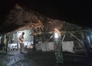 Respons Cepat Dampak Cuaca Ekstrem, Babinsa Koramil 411-12/GS Segera Bantu Warga Terdampak