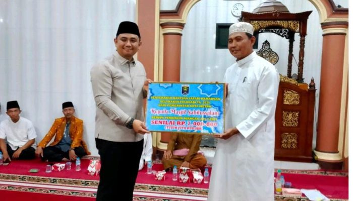 Safari Ramadhan, Wakil Walikota Metro Rafieq Beri Bantuan Hibah di Masjid Sabilussalam
