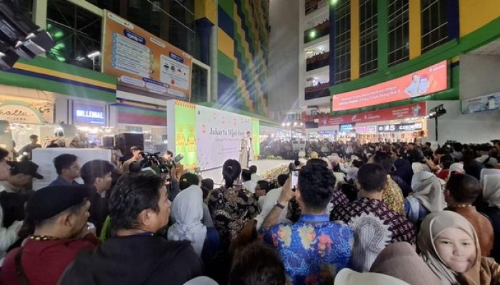 Antusias Pengunjung Tanah Abang Nonton Fashion Show Jakarta Hijab Fest 2026